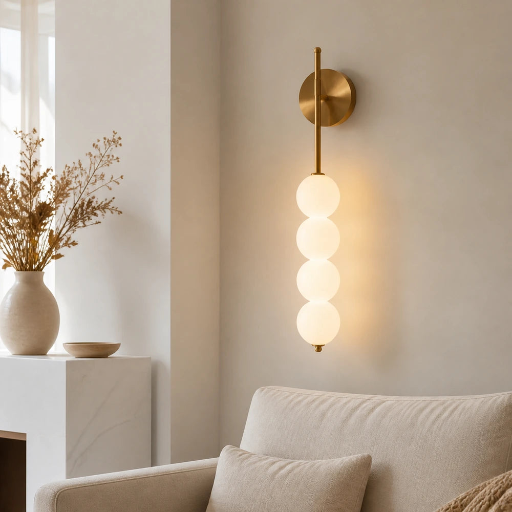 Luminária de parede moderna com 4 globos em acabamento cobre instalada na sala