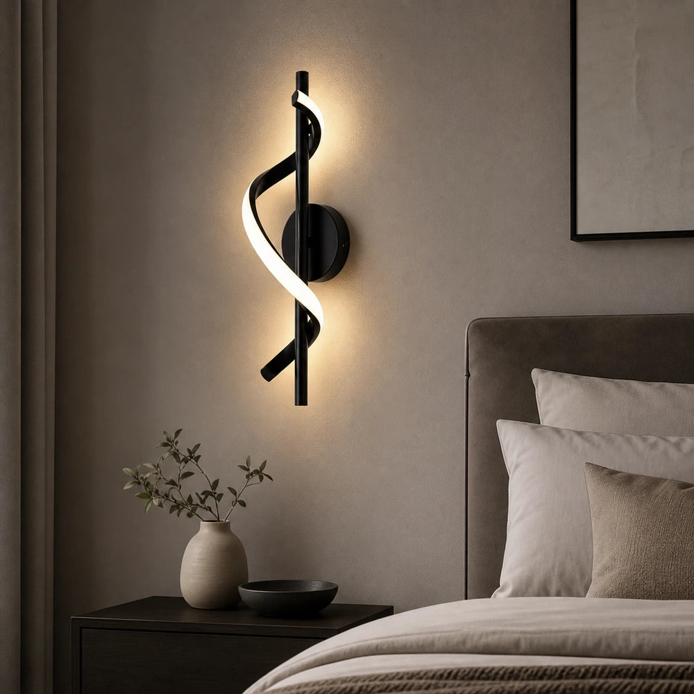 Arandela espiral de parede moderna preta instalada em quarto contemporaneo