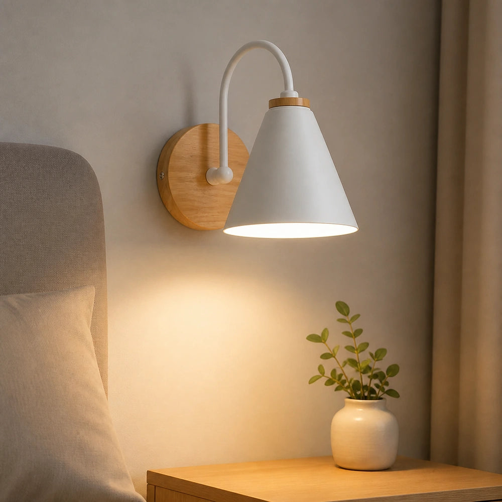 Luminária de parede moderna branca com base de madeira em quarto