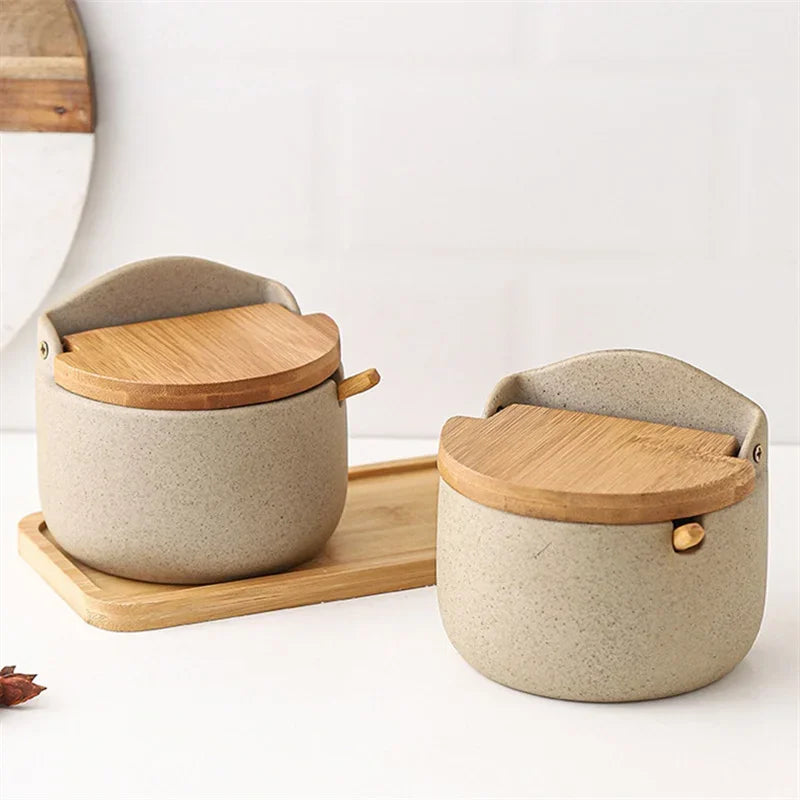 Porta Temperos de Cerâmica com Tampa de Bambu em cozinha organizada