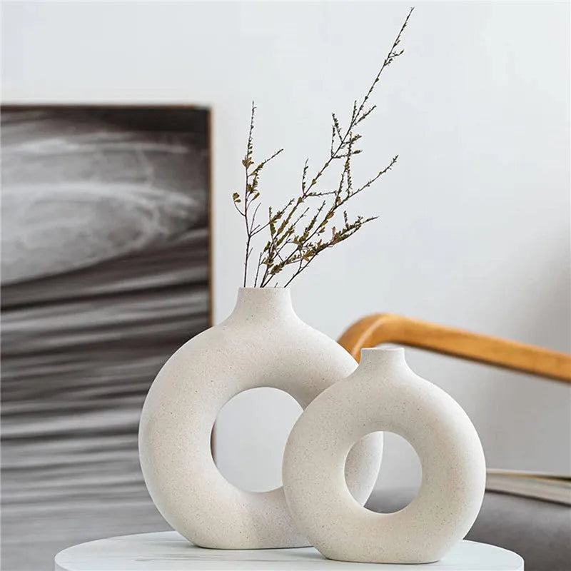 Vaso Decorativo Circular Vazado Nórdico de Cerâmica para Mesa Modelo 62 em sala decorada