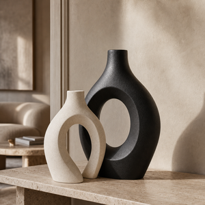 Vaso decorativo nórdico off white de cerâmica vazada em ambiente elegante