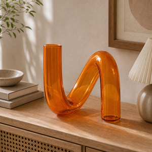 Vaso decorativo irregular de vidro translucido laranja em ambiente premium