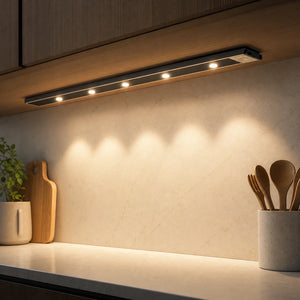 Luminária LED para armário de cozinha com sensor instalada sob o móvel