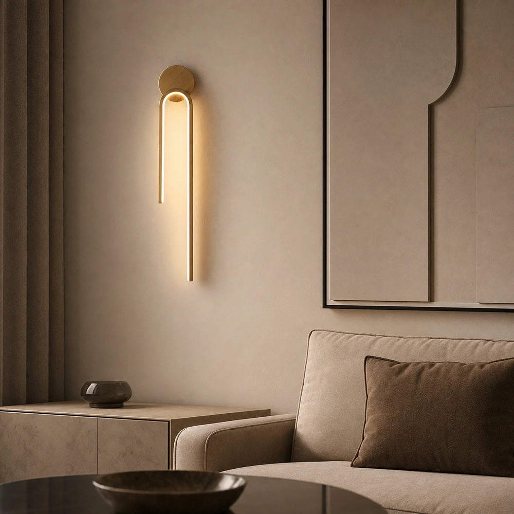 Luminária de parede LED linear dourada instalada em sala de estar sofisticada