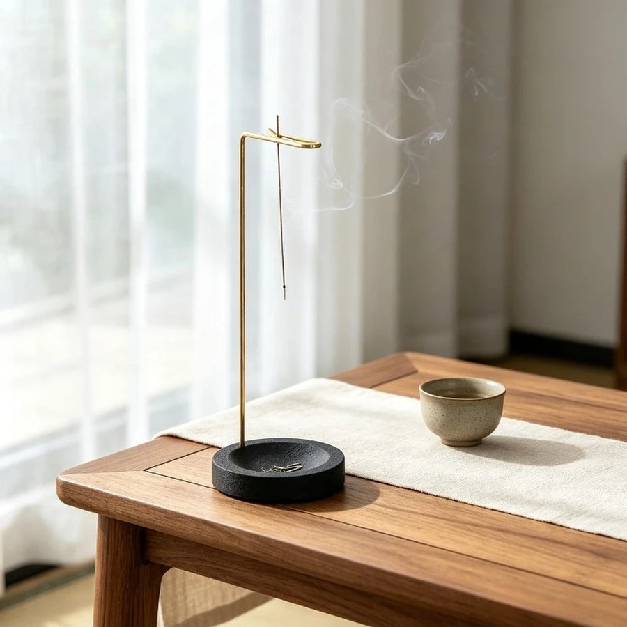 suporte para incenso invertido de madeira e metal sobre mesa