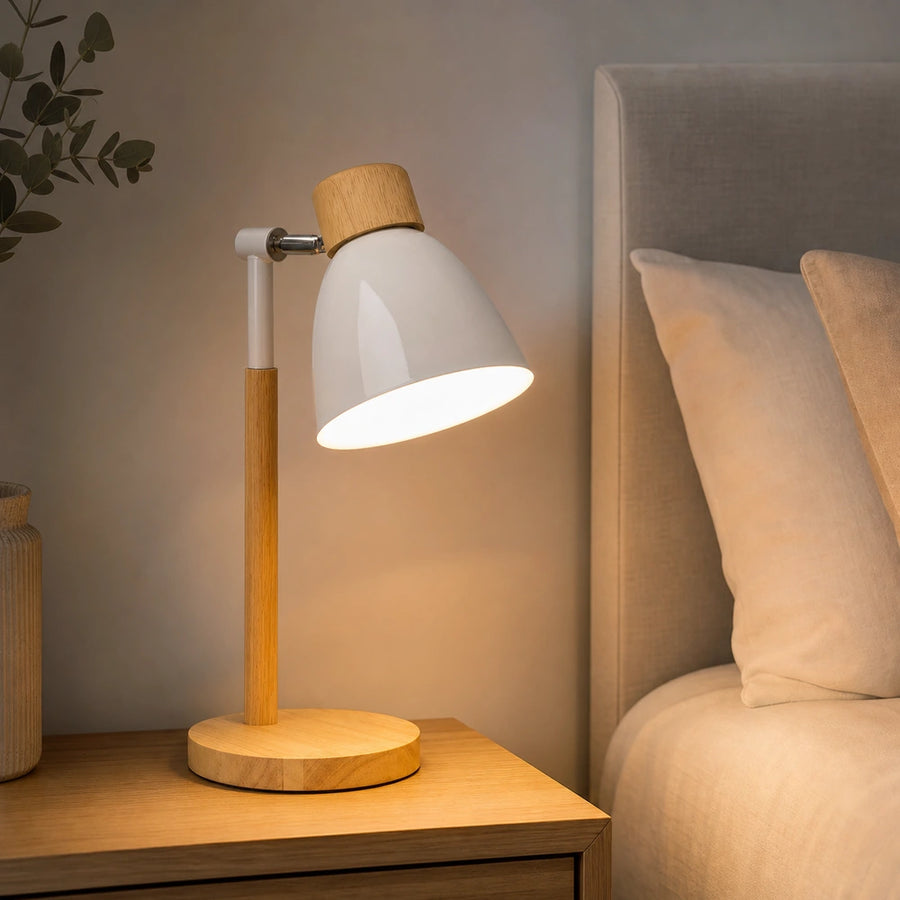 Luminária de mesa com cabeça giratória branca acesa em quarto contemporâneo