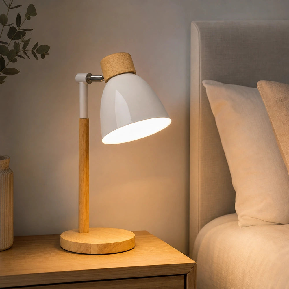 Luminária de mesa com cabeça giratória branca acesa em quarto contemporâneo
