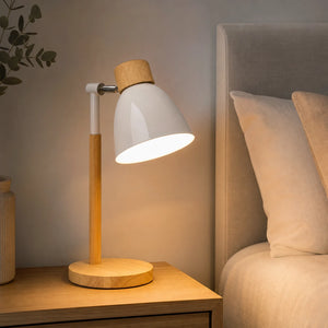 Luminária de mesa com cabeça giratória branca acesa em quarto contemporâneo