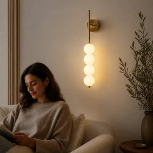 Pessoa relaxando em sala com luminária de parede de 4 globos e luz quente
