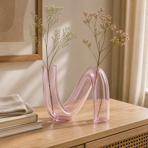 Vaso irregular rosa em uso real com hastes delicadas