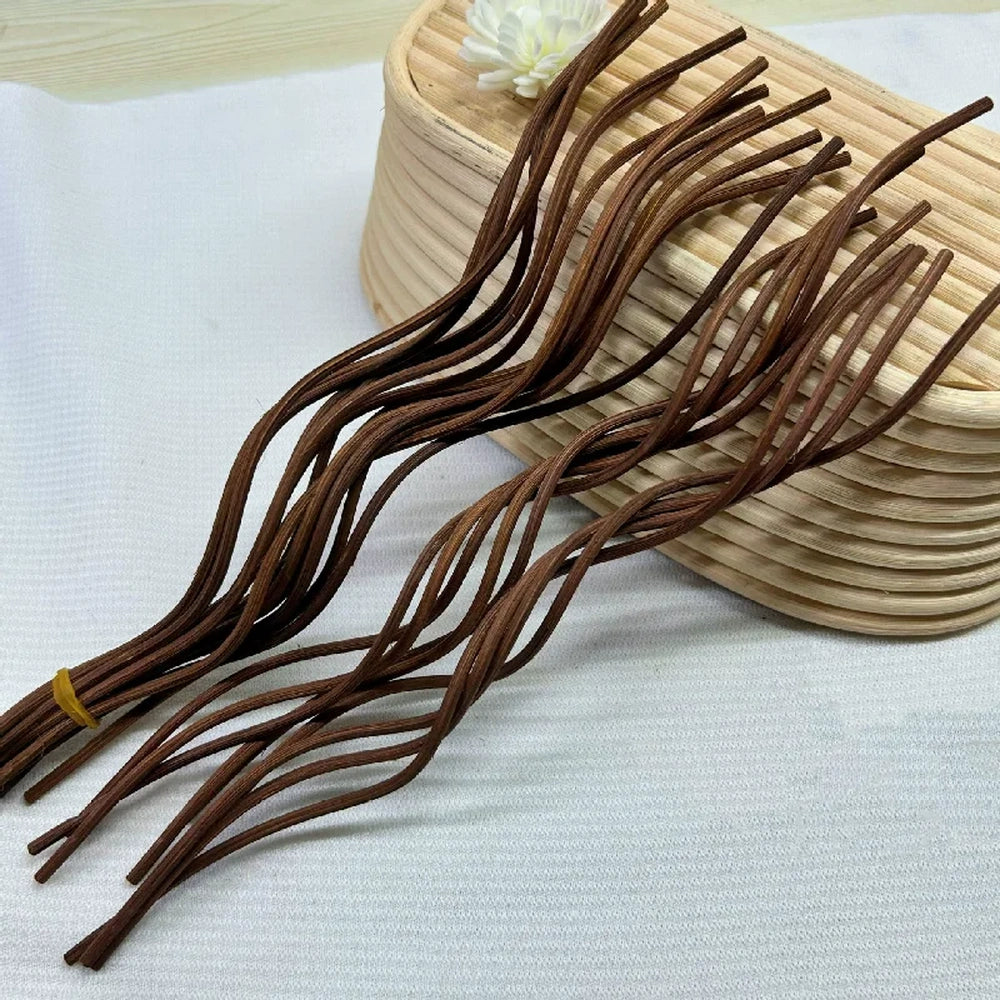 detalhe das curvas das varetas de rattan onduladas marrom