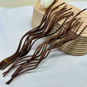 detalhe das curvas das varetas de rattan onduladas marrom