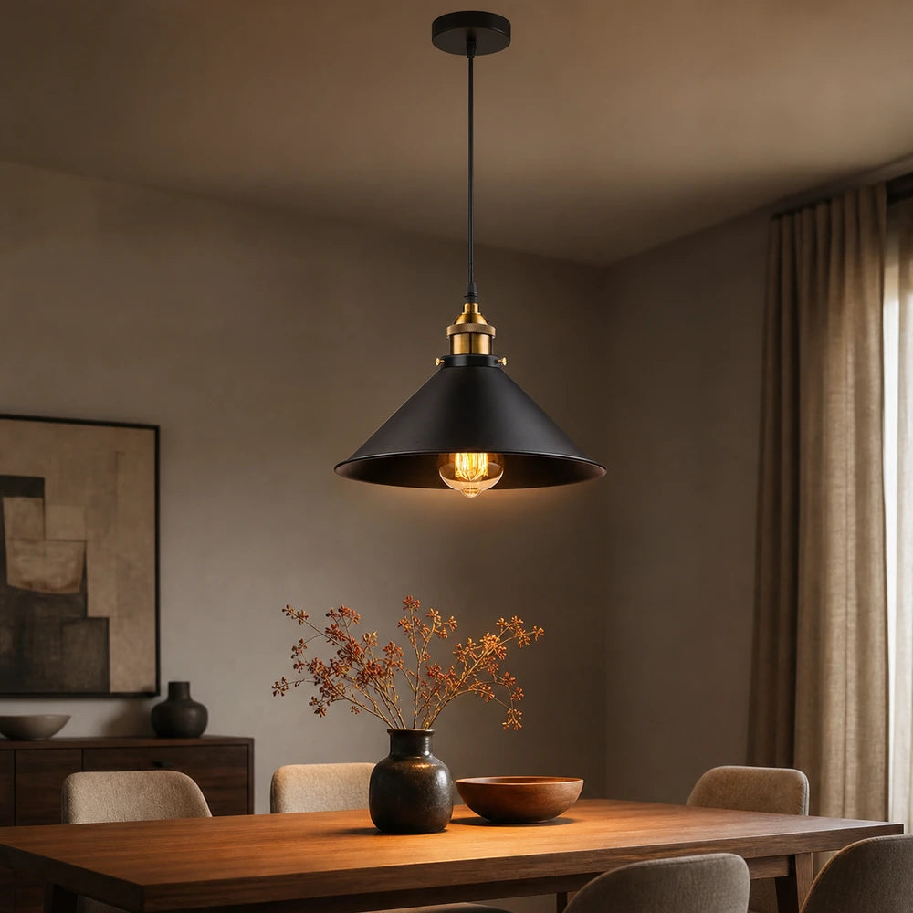 Luminária pendente industrial sobre mesa de sala de jantar