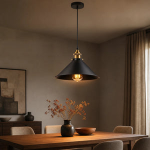 Luminária pendente industrial sobre mesa de sala de jantar