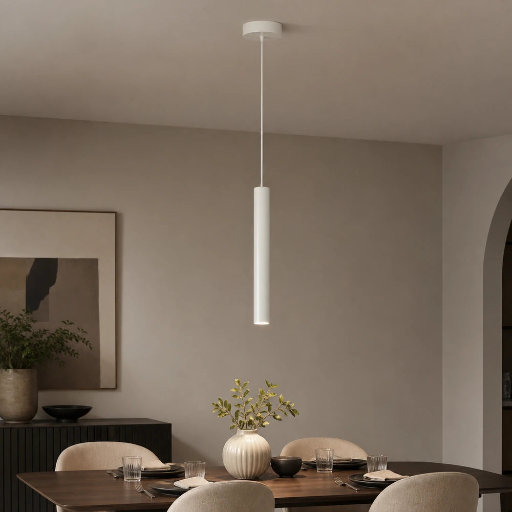 Luminária pendente tubular branca em sala de jantar