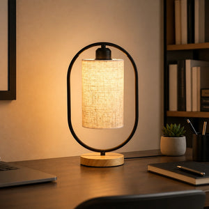 Luminária de mesa oval preta acesa em home office