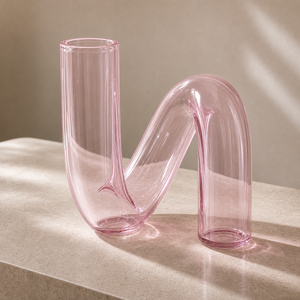 Detalhe da forma ondulada do vaso irregular rosa