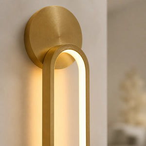 Close do acabamento em alumínio dourado e do LED integrado da luminária