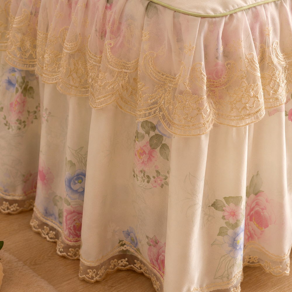 Detalhe de textura e acabamento do Colcha com Saia Floral para Cama Solteiro