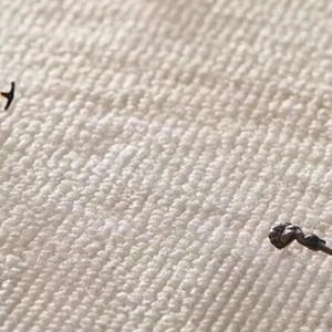 Detalhe de textura e acabamento do Tapete Retrô Irregular para Sala