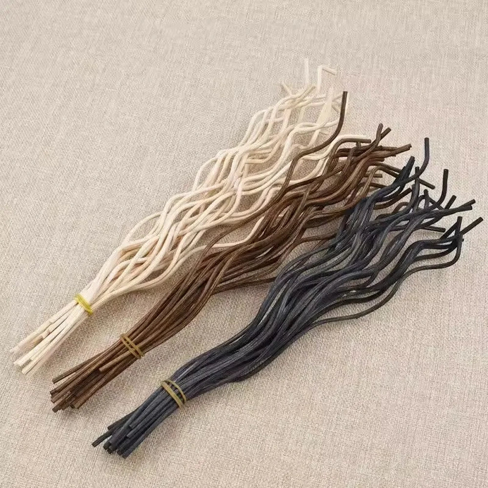 varetas de rattan onduladas nas cores marrom natural e preto