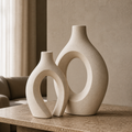 Vaso decorativo nórdico off white de cerâmica visto em ângulo secundário