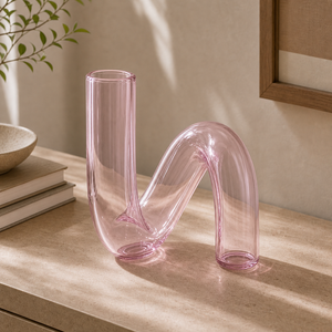 Vaso irregular rosa em angulo secundario