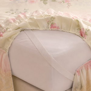 Detalhe de borda e acabamento do Colcha com Saia Floral para Cama Solteiro
