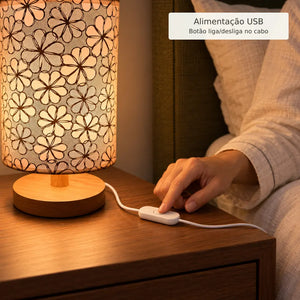 Luminária de Mesa Floral com Base de Madeira – Viorenna