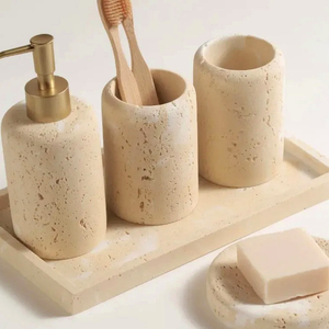 Detalhe visual do Conjunto para Banheiro Travertino com Dispenser e Bandeja