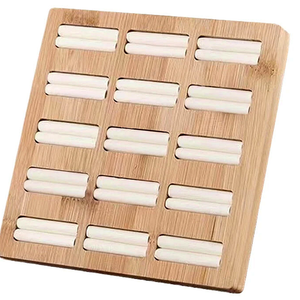 Detalhe visual do Bandeja Porta Joias em Bambu para Anéis e Brincos