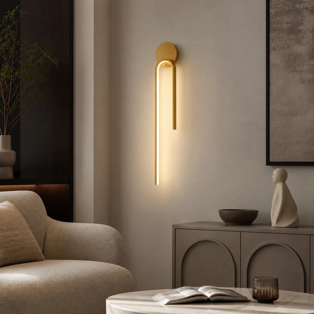 Luminária de parede linear instalada junto a móvel mostrando sua proporção no ambiente