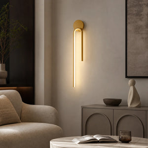 Luminária de parede linear instalada junto a móvel mostrando sua proporção no ambiente