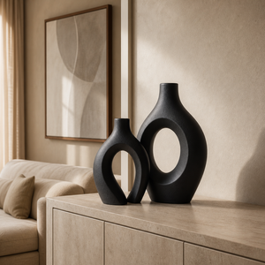 Vaso decorativo nórdico preto de cerâmica mostrando escala no ambiente