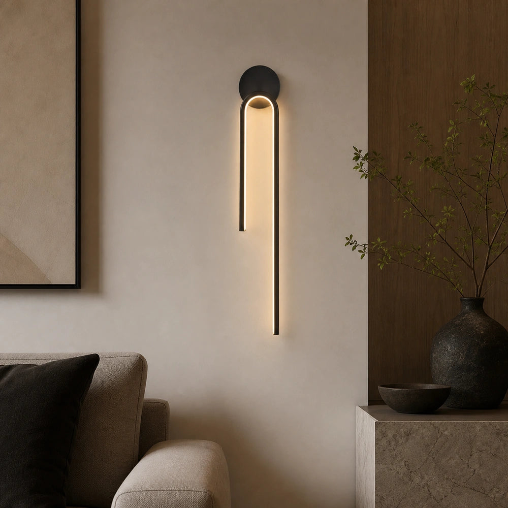 Luminária de parede LED linear preta instalada em sala contemporânea