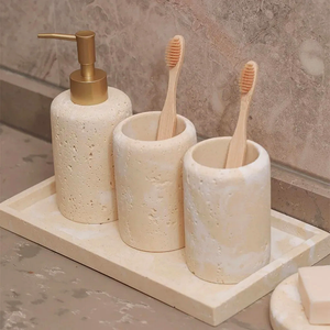 Variante real do Conjunto para Banheiro Travertino com Dispenser e Bandeja