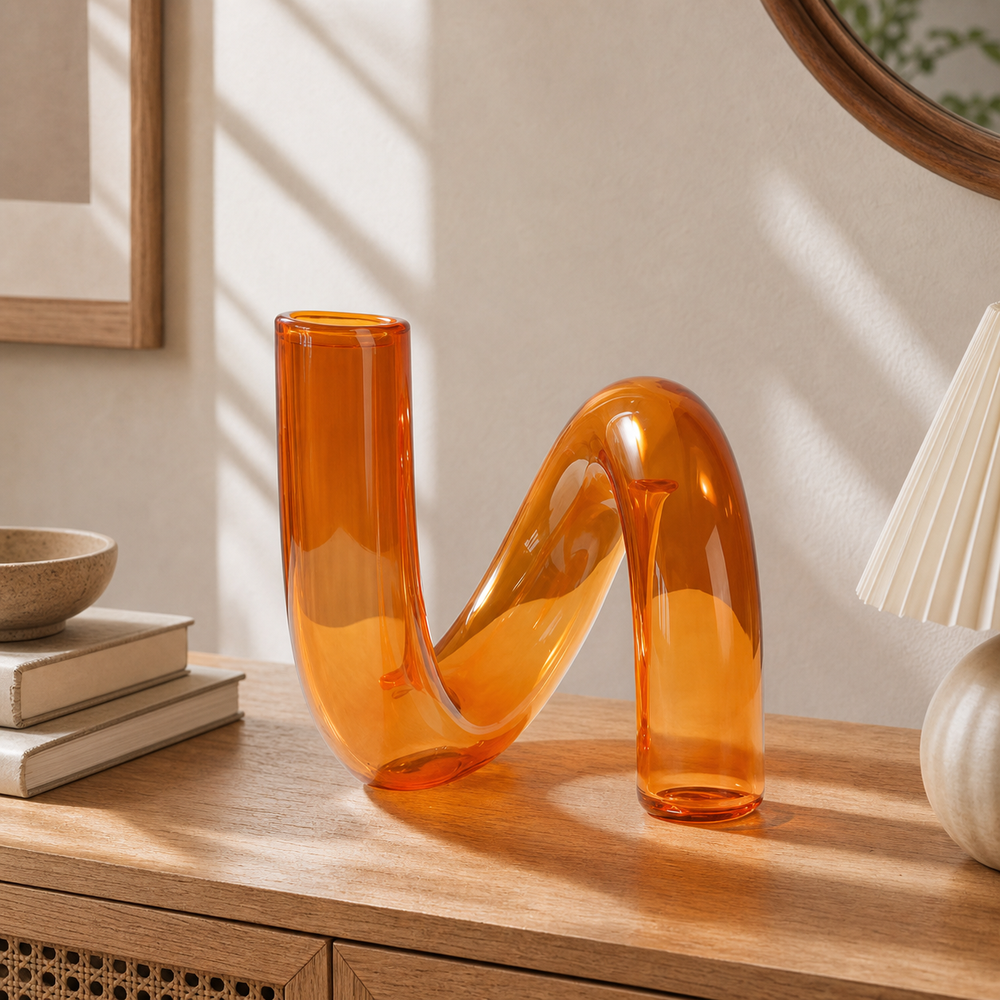 Vaso decorativo irregular laranja em ambiente premium Viorenna