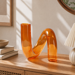 Vaso decorativo irregular laranja em ambiente premium Viorenna