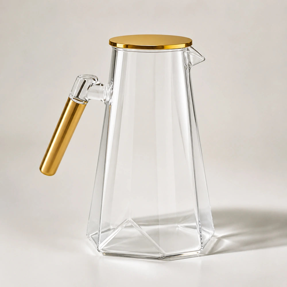 Jarra de vidro borossilicato dourada e transparente isolada
