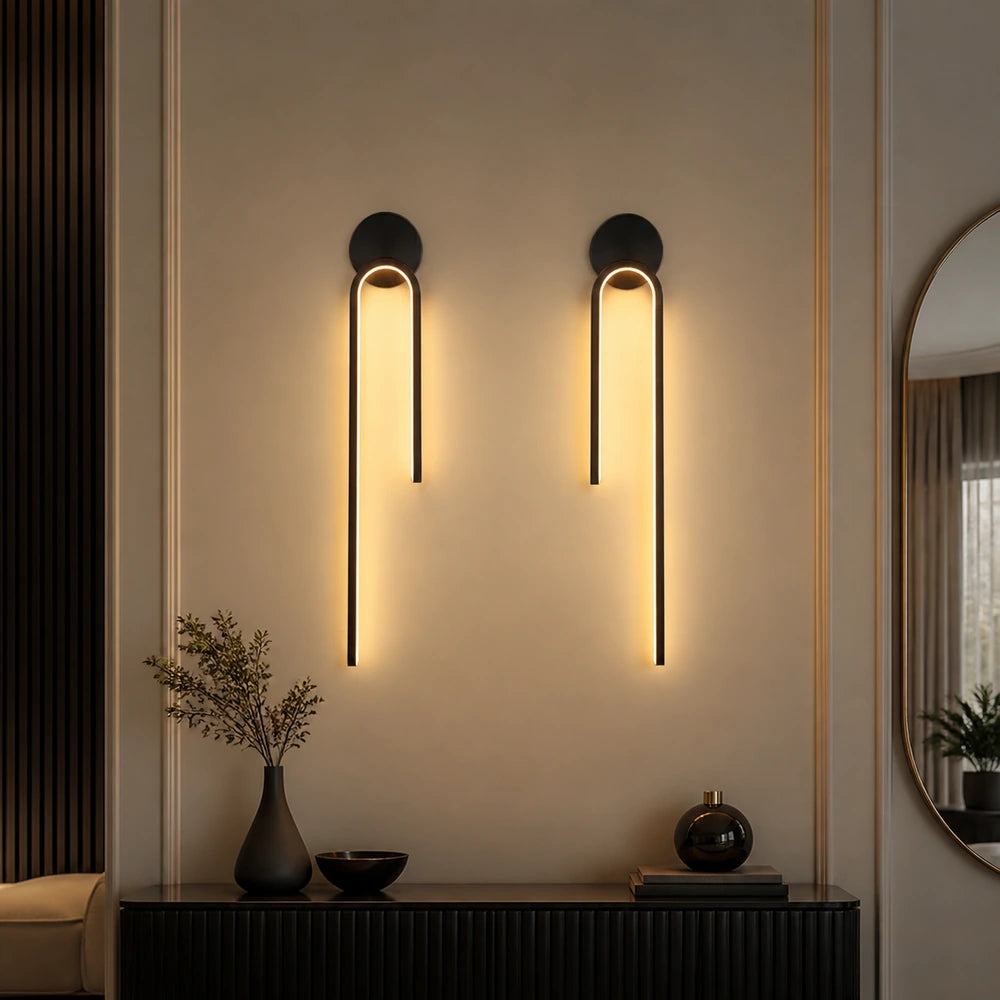 Par de luminárias de parede pretas com lados esquerdo e direito em ambiente sofisticado