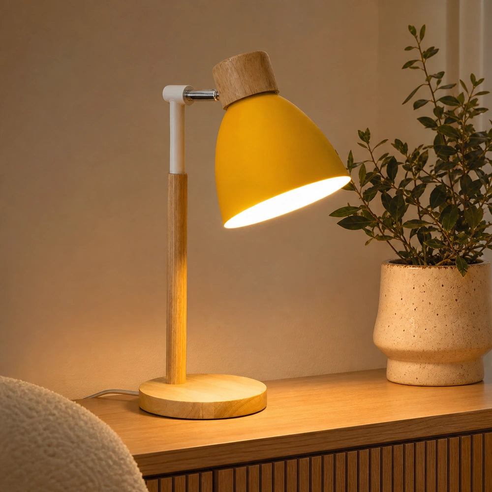 Luminária de mesa amarela acesa em aparador acolhedor