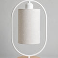 Variante branca da luminária de mesa oval com base de madeira