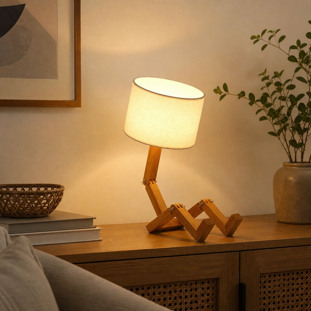 Abajur decorativo de madeira com cúpula de tecido em ambiente de living
