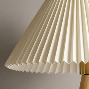 Abajur de Mesa em Madeira com Cúpula Plissada – Viorenna