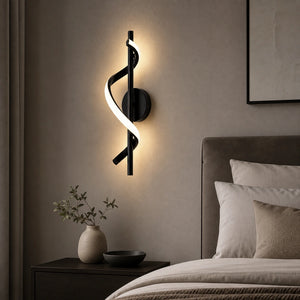 Arandela espiral de parede moderna preta instalada em quarto contemporaneo