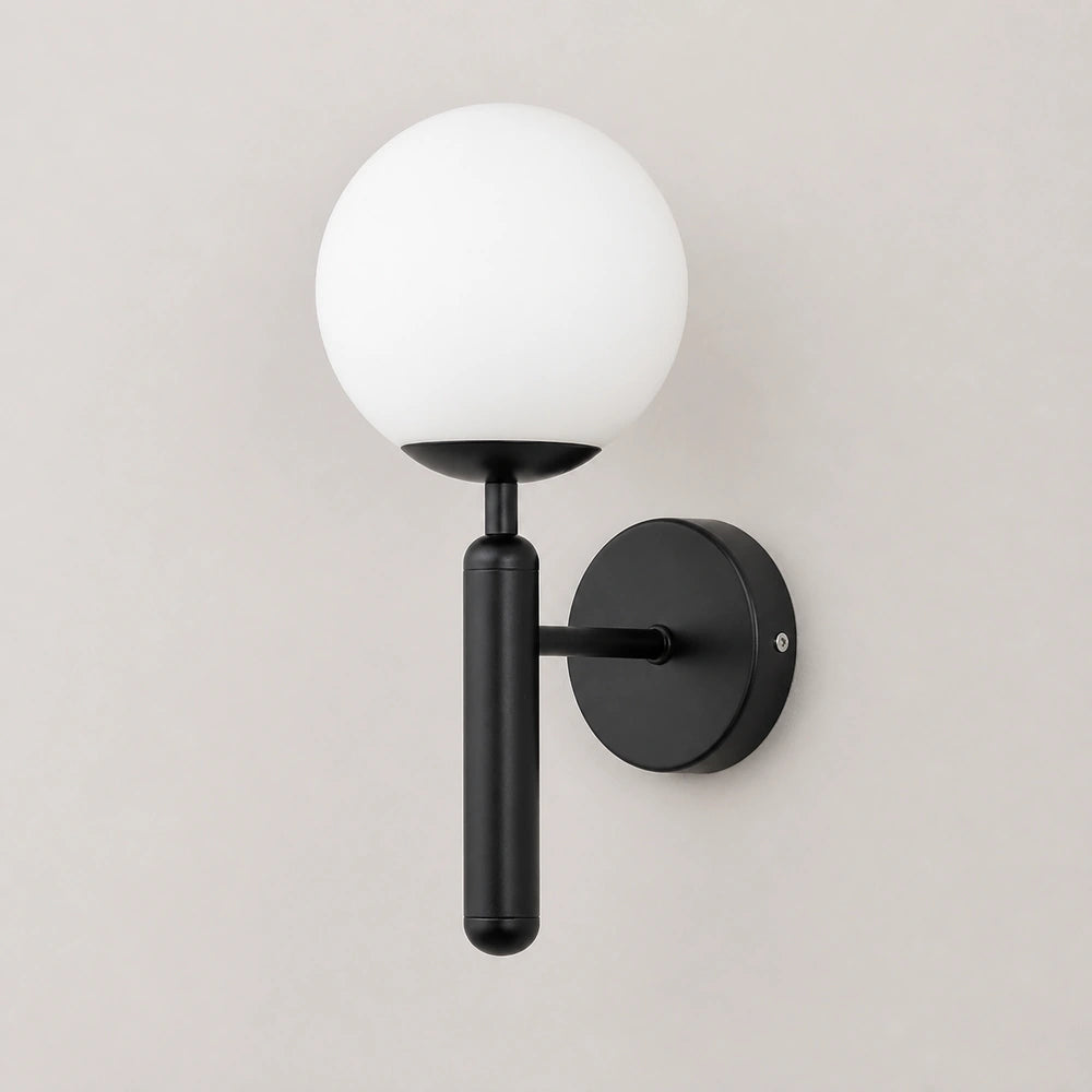 Arandela de parede com globo branco na variante Preto sobre fundo controlado