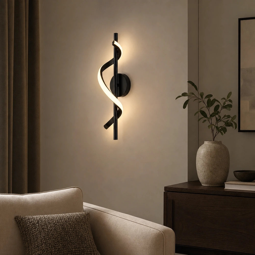 Arandela de parede preta com design espiral em sala de estar