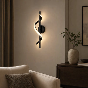 Arandela de parede preta com design espiral em sala de estar