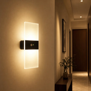 Arandela retangular com sensor de movimento em corredor interno